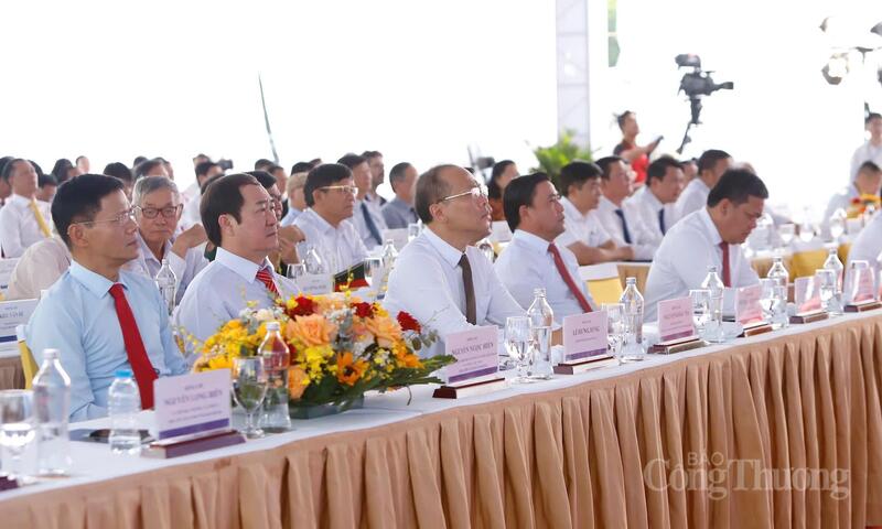 Các đại biểu tham dự lễ khởi công. Ảnh: Xuân Ngọc