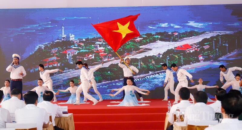 Tiết mục văn nghệ trước lễ khởi công. Ảnh: Xuân Ngọc