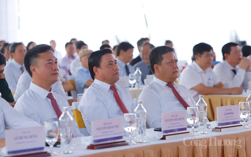 Lãnh đạo tỉnh Khánh Hòa tại lễ khởi công. Ảnh: Xuân Ngọc