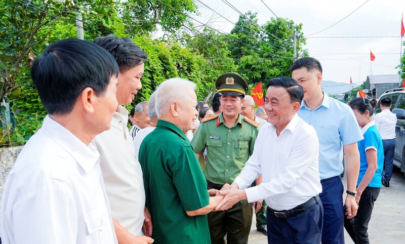 Đồng chí thăm hỏi người dân xóm 2, xã Đại Huệ. Ảnh: Phạm Bằng