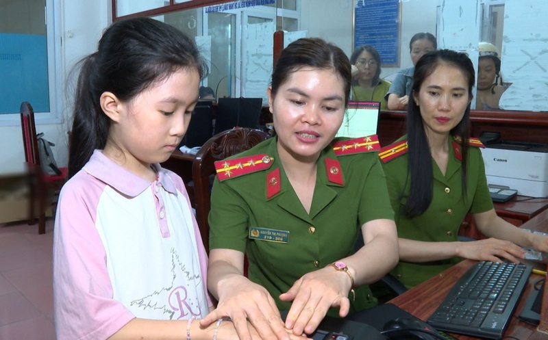 Công an phường Hàm Rồng “xuyên lễ” cấp tài khoản định danh điện tử cho học sinh dưới 14 tuổi. Ảnh: Công an Thanh Hóa