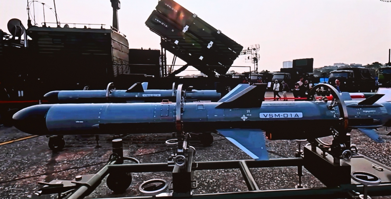 Những hình ảnh trưng bày tại Triển lãm Quốc phòng quốc tế Việt Nam 2024. Ảnh: Nguyên Khánh