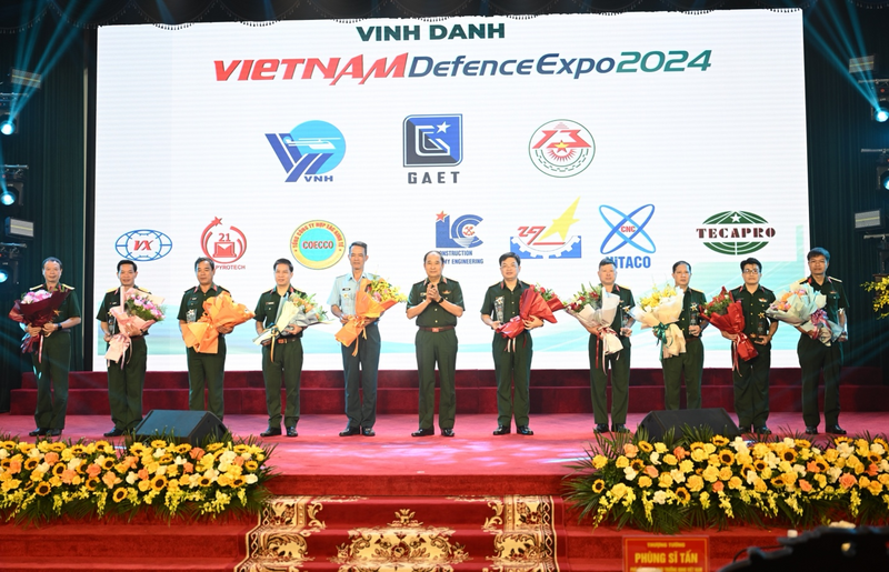 Ban tổ chức tặng hoa các đơn vị tài trợ. Ảnh: Nguyên Khánh