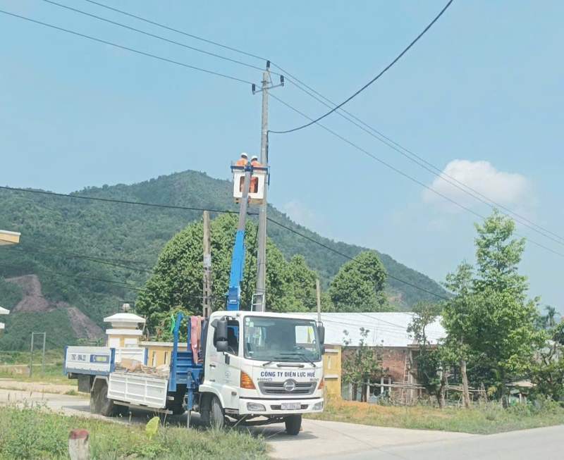 Với địa hình nhiều đồi núi, sông suối, thời tiết khắc nghiệt; đặc biệt là khu vực thường xuyên xảy ra hiện tượng giông sét như A Lưới, công tác vận hành và khắc phục sự cố lưới điện đòi hỏi người công nhân phải yêu nghề và vấn đề an toàn đặt lên hàng đầu. Ảnh: Nguyễn Tuấn