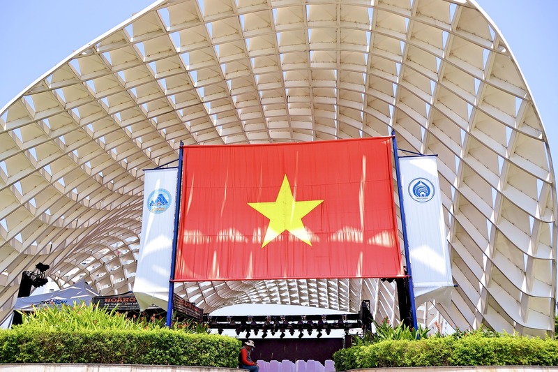 Lá quốc kỳ kích thước lớn được trang trí tại công viên APEC. Ảnh: Diễm Phúc