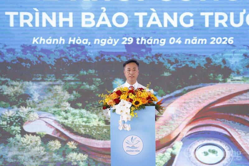 Chủ tịch UBND tỉnh Khánh Hòa Nguyễn Việt Hùng phát biểu tại lễ khởi công. Ảnh: Xuân Ngọc