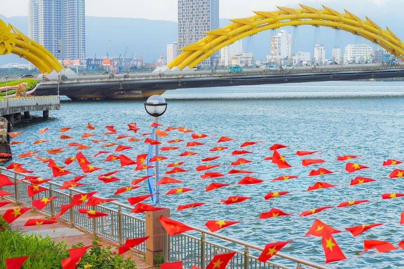 Nhiều quán cà phê tại Đà Nẵng cũng hòa chung không khí đại lễ bằng cách trang trí không gian đậm chất dân tộc. Ảnh: Diễm Phúc