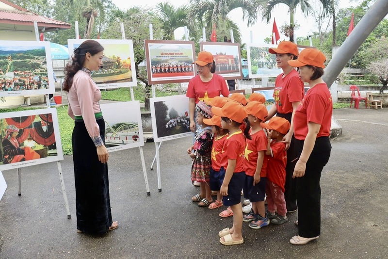 Triển lãm ảnh “Chiến thắng Điện Biên Phủ - Mốc vàng lịch sử” tại Di tích hầm Đờ Cát thu hút thế hệ trẻ. Ảnh: CTV