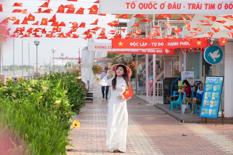 Bạn Lê Thị Thu Hương (sinh viên trường Đại học Sư Phạm – ĐHĐN) chia sẻ: “Những ngày này đi giữa thành phố, mình cảm nhận rất rõ không khí tự hào và thiêng liêng. Việc trang trí rực rỡ không chỉ làm đẹp đường phố mà còn giúp tụi mình, nhất là người trẻ, hiểu hơn về giá trị của hòa bình và lịch sử dân tộc”. Ảnh: Diễm Phúc