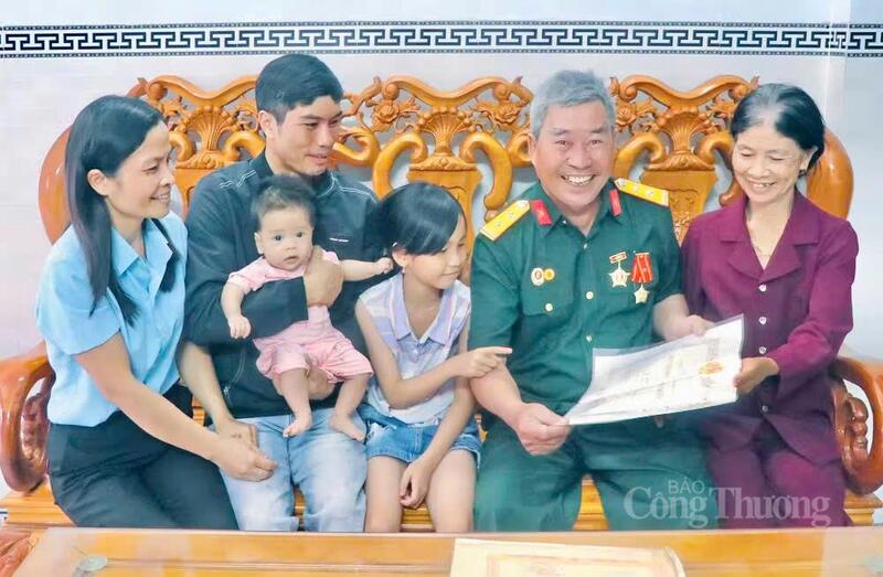 Cựu chiến binh Đoàn Đồng Khởi sum vầy bên gia đình.