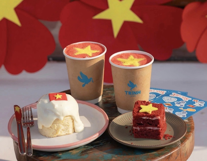 Các loại bánh, nước cũng được trang trí sắc đỏ, lấy cảm hứng từ lá quốc kỳ Việt Nam. Ảnh: Diễm Phúc