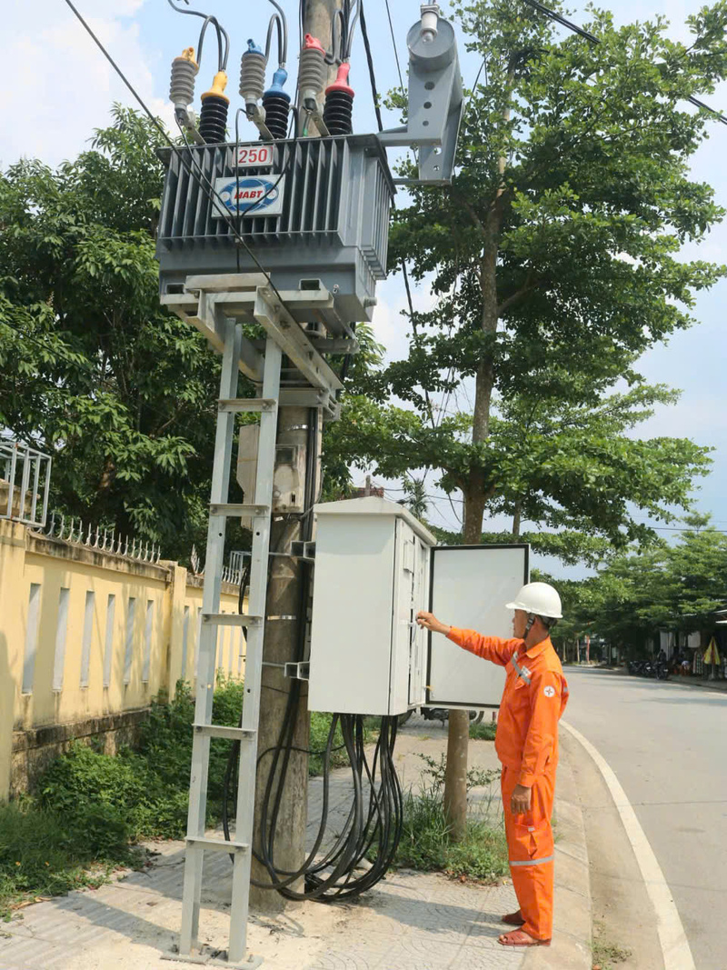 Anh Nguyễn Văn Bảy kiểm tra hệ thống điện tại trạm biến áp xã A Lưới 2. Ảnh: Nguyễn Tuấn