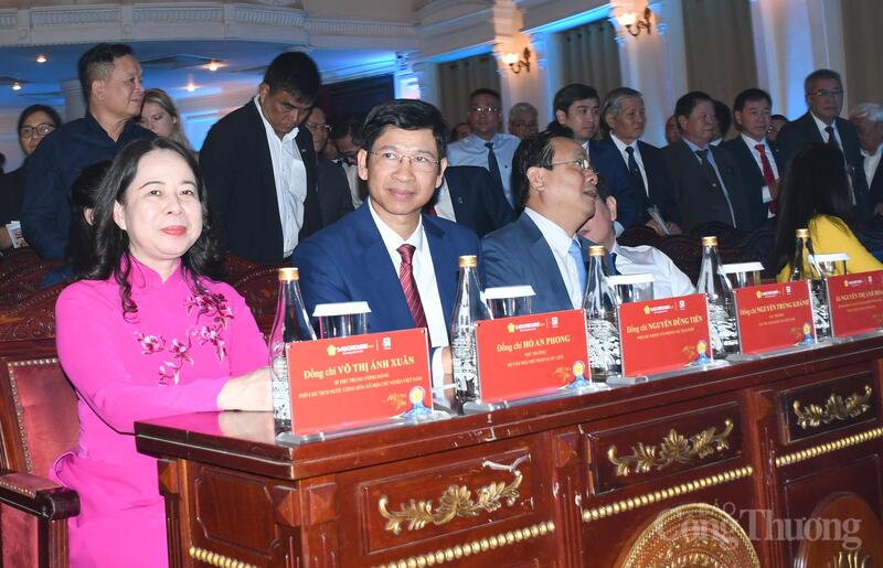 Bà Võ Thị Ánh Xuân - Bí thư Trung ương Đảng, Phó Chủ tịch nước và các đại biểu tham dự sự kiện. Ảnh: Thanh Minh