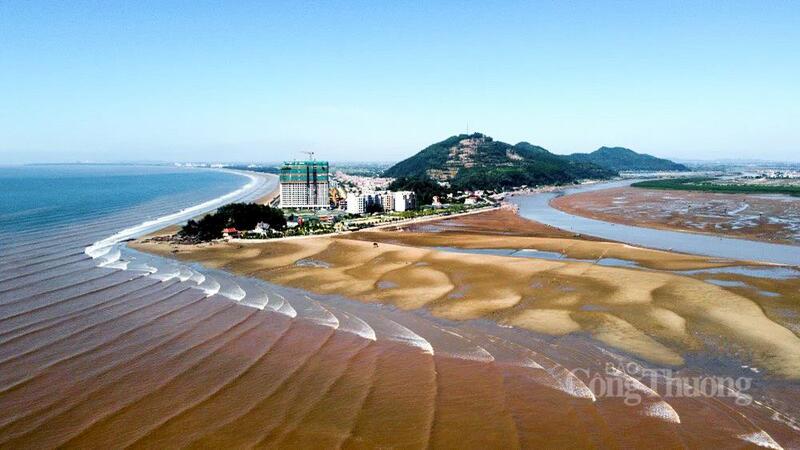 Hải Tiến có bờ biển dài trên 12 km. Tuy nhiên, vào cuối năm 2025, nhiều cơn bão đi qua đã để lại hậu quả nặng nề. Hiện, chính quyền địa phương và người dân đang chung tay khắc phục hậu quả, sớm đưa biển Hải Tiến đi vào khai thác. Ảnh: Quốc Anh