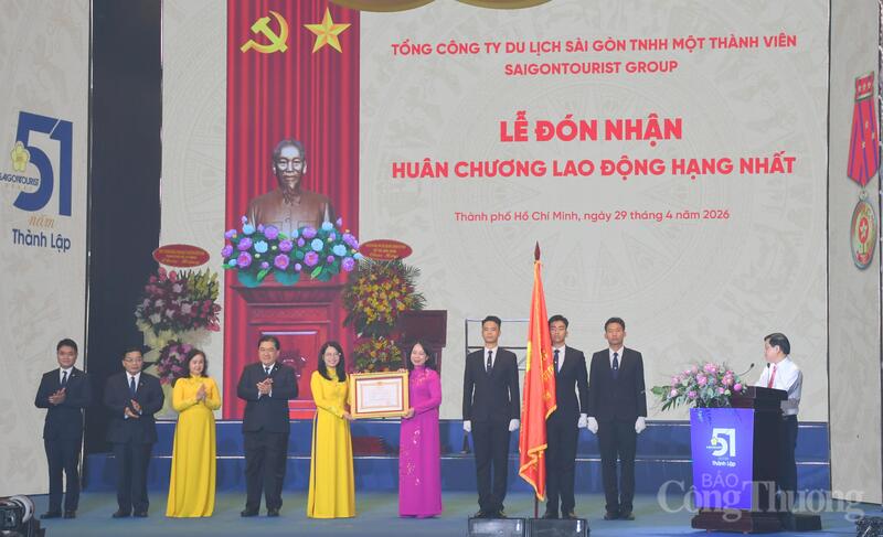Bà Võ Thị Ánh Xuân - Bí thư Trung ương Đảng, Phó Chủ tịch nước trao nhận Huân chương Lao động hạng Nhất cho tập thể lãnh đạo Saigontourist Group tại sự kiện. Ảnh: Thanh Minh