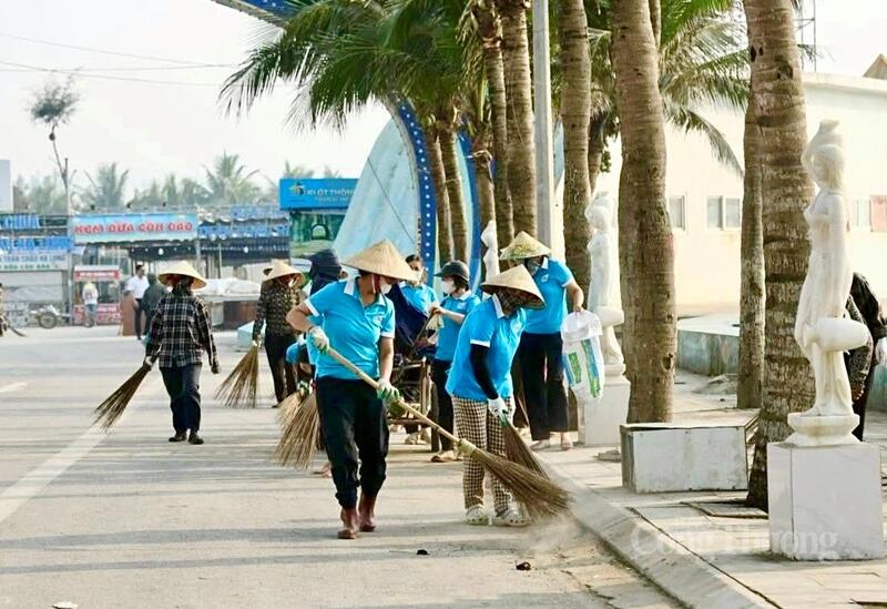 Chính quyền địa phương huy động các tổ chức đoàn thể chung tay vệ sinh môi trường tại khu du lịch Hải Tiến. Ảnh: Quốc Anh