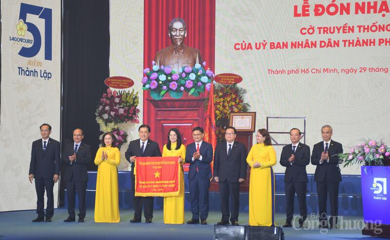 Ông Nguyễn Mạnh Cường - Phó Chủ tịch UBND TP. Hồ Chí Minh trao tặng Cờ truyền thống của UBND TP. Hồ Chí Minh cho Saigontourist Group tại sự kiện. Ảnh: Thanh Minh