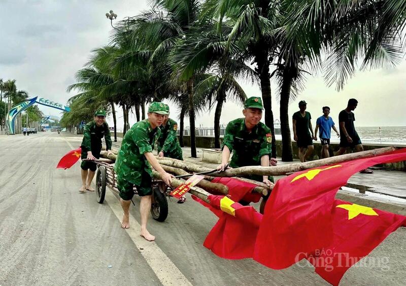 Cọc tiêu, cảnh báo cho du khách tắm biển an toàn. Ảnh: Quốc Anh