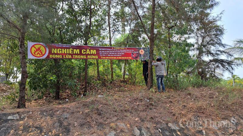 Ban Quản lý rừng phòng hộ Đà Nẵng treo băng rôn cảnh báo tại các khu vực rừng có nguy cơ cháy cao. Ảnh: BQL rừng phòng hộ Đà Nẵng