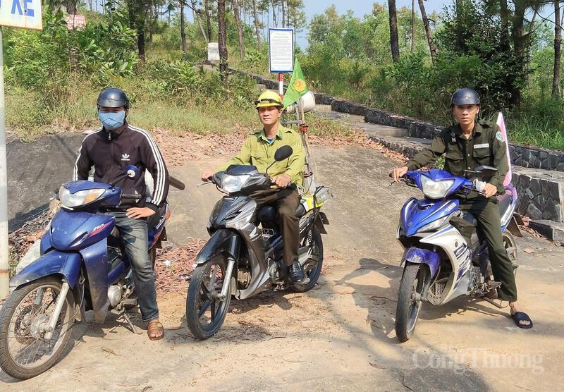 Các lực lượng phối hợp tuần tra, rà soát và tuyên truyền lưu động đến từng khu dân cư về công tác phòng cháy chữa cháy rừng. Ảnh: BQL rừng phòng hộ Đà Nẵng