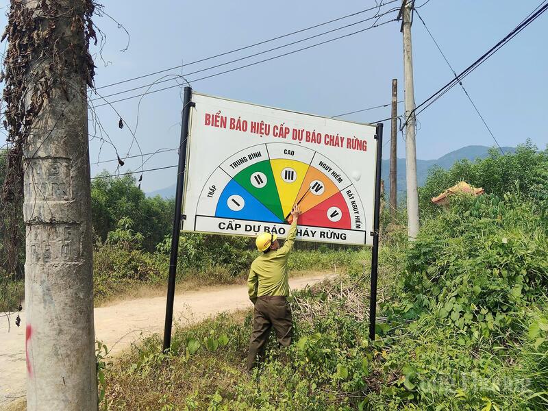 Bố trí lực lượng điều chỉnh biển báo theo cấp dự báo cháy rừng hằng ngày. Ảnh: BQL rừng phòng hộ Đà Nẵng