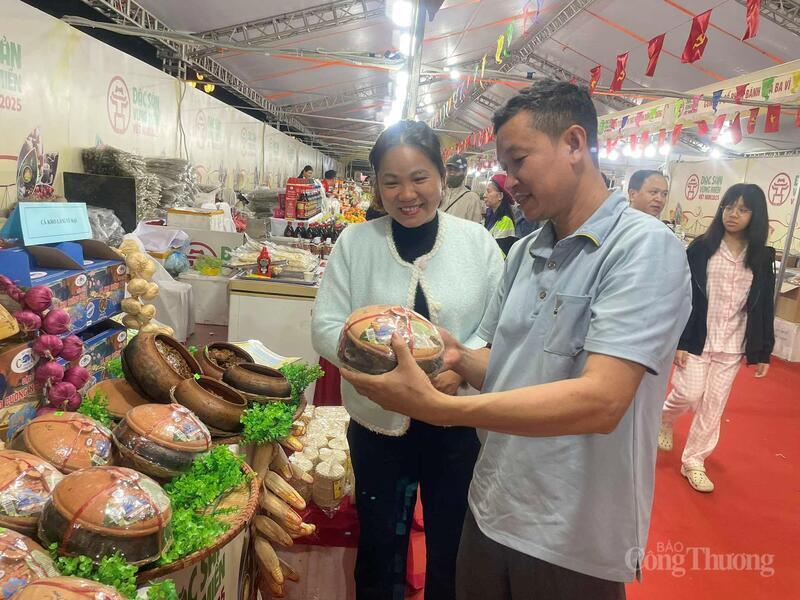 Bà Thiên Nga,Phó Giám đốc Công ty TNHH Sản xuất Thương mại Thiên Nga giới thiệu cho khách sản phẩm cá kho làng Vũ Đại.