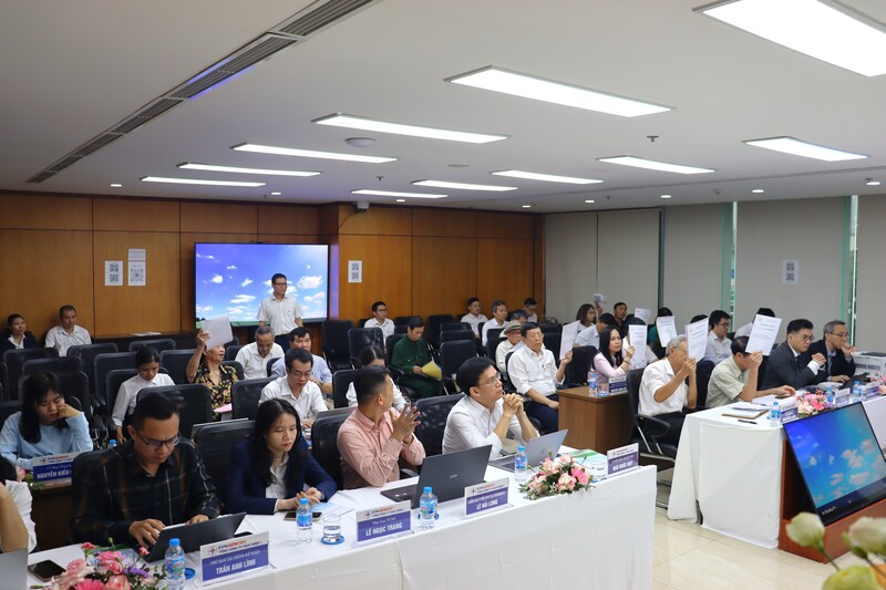 Các cổ đông biểu quyết tại đại hội.