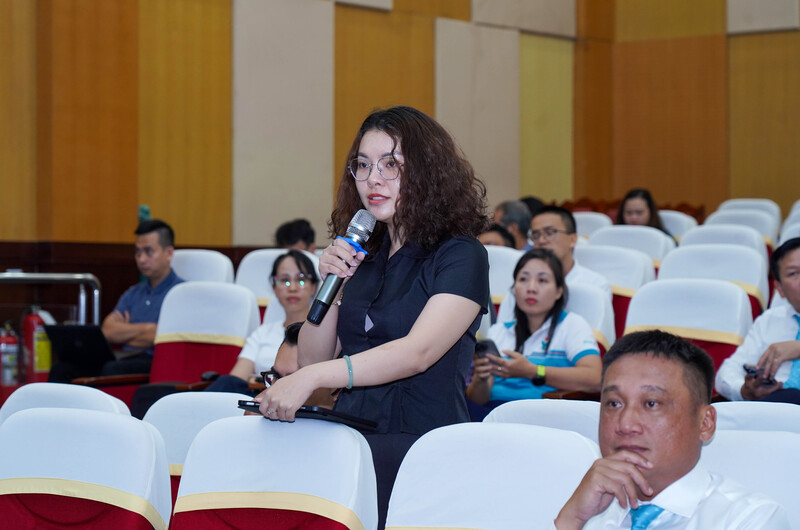 Các cổ đông đặt câu hỏi tại phiên họp. Ảnh: PVFCCo – Phú Mỹ
