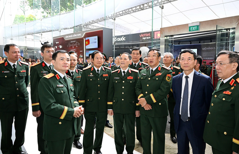 Các đại biểu tham quan sản phẩm công nghệ cao Viettel bên lề sự kiện.