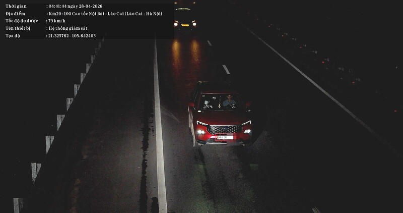 Lái xe không thắt dây an toàn trên cao tốc Nội Bài - Lào Cai. Ảnh: Cục Cảnh sát giao thông