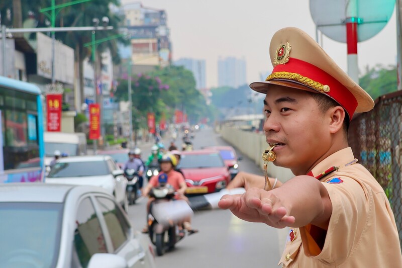 Lực lượng Cảnh sát giao thông Hà Nội hướng dẫn, điều tiết dòng phương tiện, không để xảy ra tình trạng xung đột giao thông tại các điểm giao cắt phức tạp tại dịp nghỉ lễ 30/4 và 1/5. Ảnh: Tiến Trạch