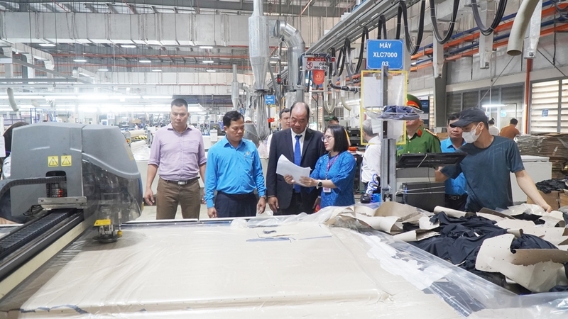 Lãnh đạo UBND thành phố Huế thăm dây chuyền sản xuất may tại khu công nghiệp Phú Bài. Ảnh: M. Hiếu
