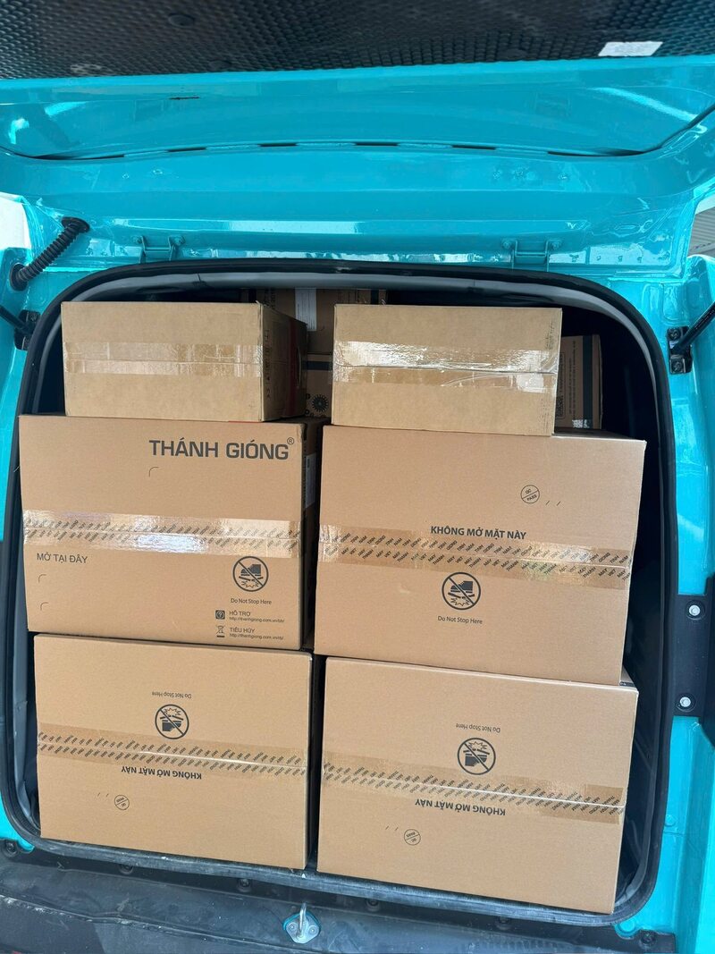 Công ty Cổ phần Truyền thông và máy tính Thánh Gióng sử dụng xe điện Xanh để giao hàng đến tay người tiêu dùng. Ảnh: HD