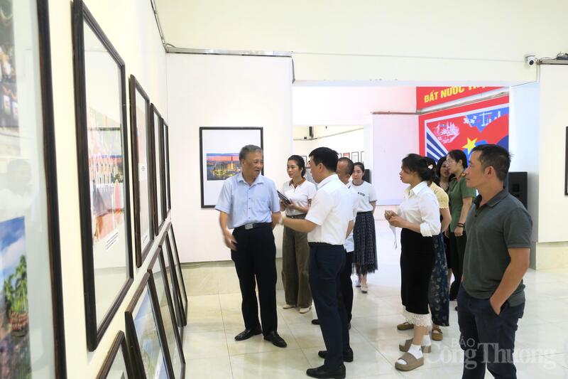 Triển lãm “Đất nước trọn niềm vui” diễn ra tại Nhà Trưng bày triển lãm (Hải Phòng) từ ngày 29/4 đến 2/5.