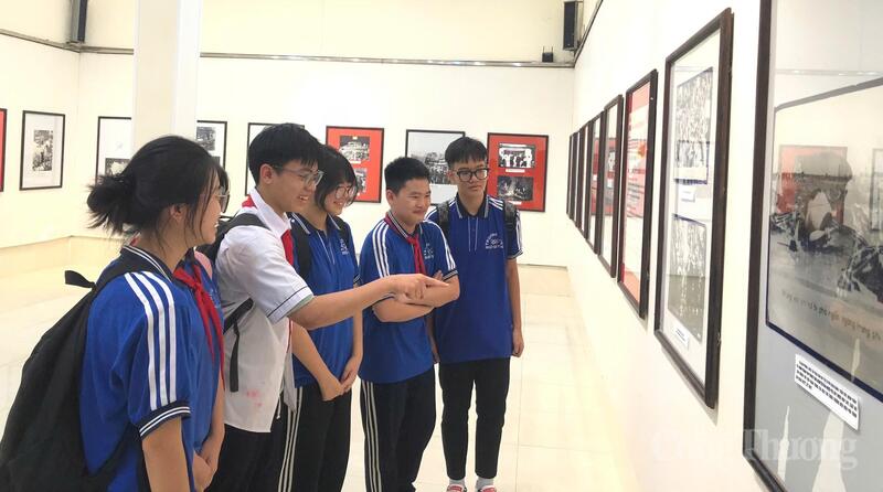 Học sinh thăm quan tại triển lãm.