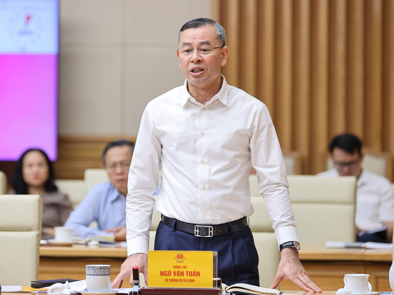 Bộ trưởng Bộ Tài chính Ngô Văn Tuấn báo cáo tại cuộc làm việc. Ảnh: VGP
