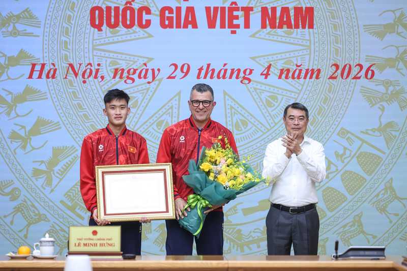 Thủ tướng Lê Minh Hưng trao tặng bằng khen cho đội tuyển bóng đá nam U17 Quốc gia Việt Nam. Ảnh: VGP/Nhật Bắc