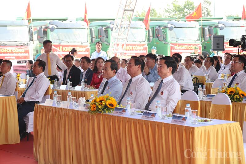 Bí thư Thành ủy TP. Hồ Chí Minh Trần Lưu Quang cùng các lãnh đạo, nguyên lãnh đạo Đảng, Nhà nước và TP. Hồ Chí Minh trực tiếp tham dự lễ khởi công