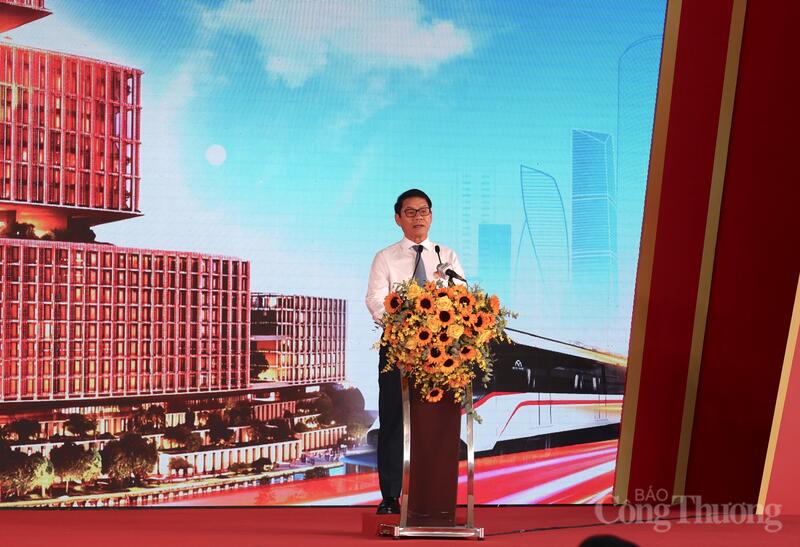Ông Trần Bá Dương, Chủ tịch HĐQT Tập đoàn THACO phát biểu tại lễ khởi công.