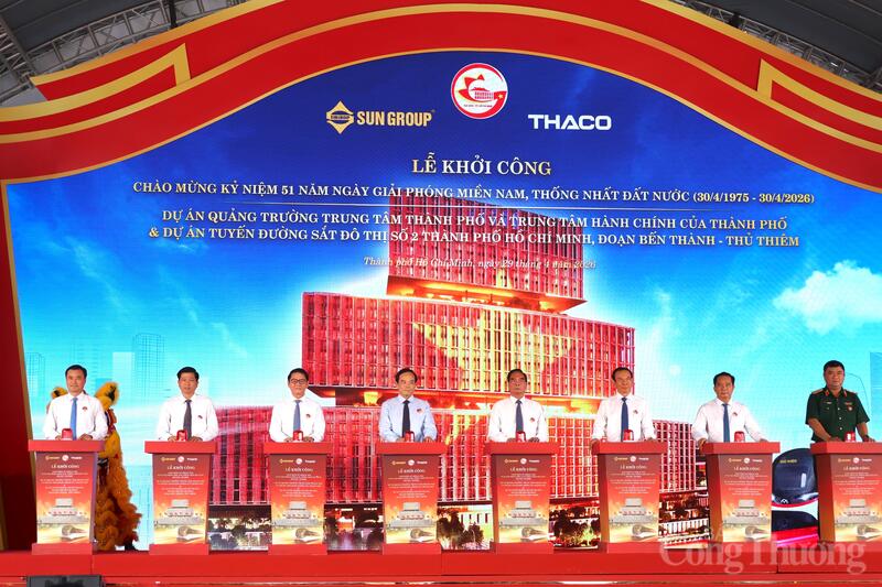 Các đại biểu thực hiện nghi thức bấm nút khởi công các dự án trọng điểm tại TP. Hồ Chí Minh.