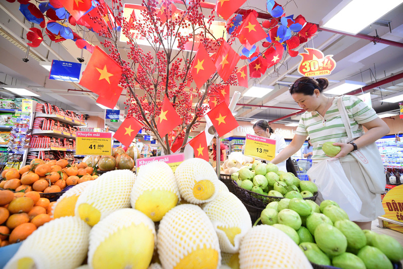 Khách hàng tận dụng ưu đãi lớn trong dịp sinh nhật Co.opmart 30 năm để chuẩn bị cho kỳ nghỉ lễ dài ngày.