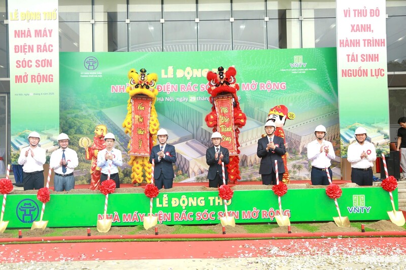 Các đại biểu thực hiện nghi thức động thổ Nhà máy điện rác Sóc Sơn mở rộng. Ảnh: Mai Thu