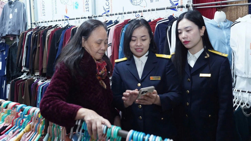 Từ năm 2026, quy định bắt buộc dùng hóa đơn điện tử với hộ kinh doanh doanh thu trên 1 tỷ đồng. Ảnh minh họa: CP