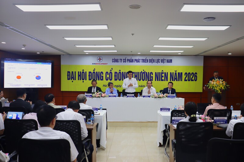 Ông Nguyễn Hoàng Đạo - Chủ tịch HĐQT và các thành viên HĐQT điều hành đại hội.