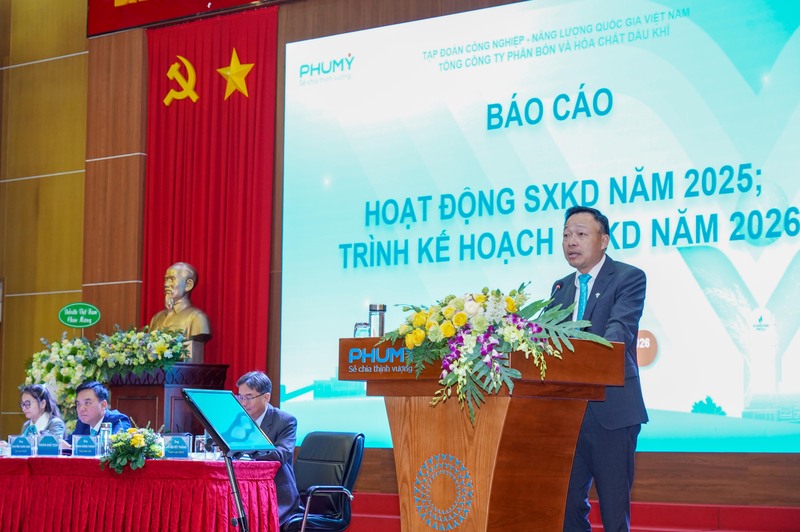 Ông Phan Công Thành trình bày báo cáo tại phiên họp. Ảnh: PVFCCo - Phú Mỹ