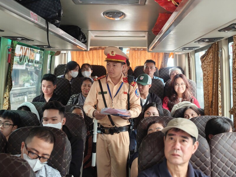 Trong các ngày nghỉ lễ 30/4 và 1/5, lực lượng Cảnh sát giao thông Hà Nội sẽ tăng cường kiểm soát chặt chẽ hoạt động vận tải hành khách. Ảnh: Tiến Trạch