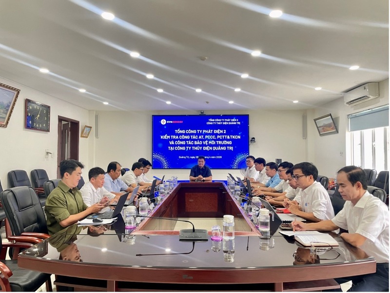 Ông Ngô Việt Hưng, Phó Tổng Giám đốc EVNGENCO2 phát biểu chỉ đạo tại buổi làm việc. Ảnh: Quốc Tuấn