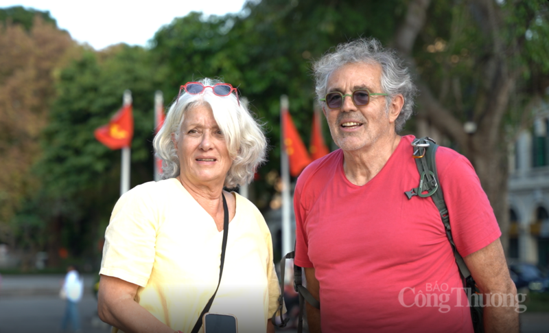 Ông Patrice và bà Maire (Pháp) bày tỏ sự ấn tượng với cách Hà Nội lan tỏa không khí kỷ niệm ngày 30/4. Ảnh: Diệu Linh.