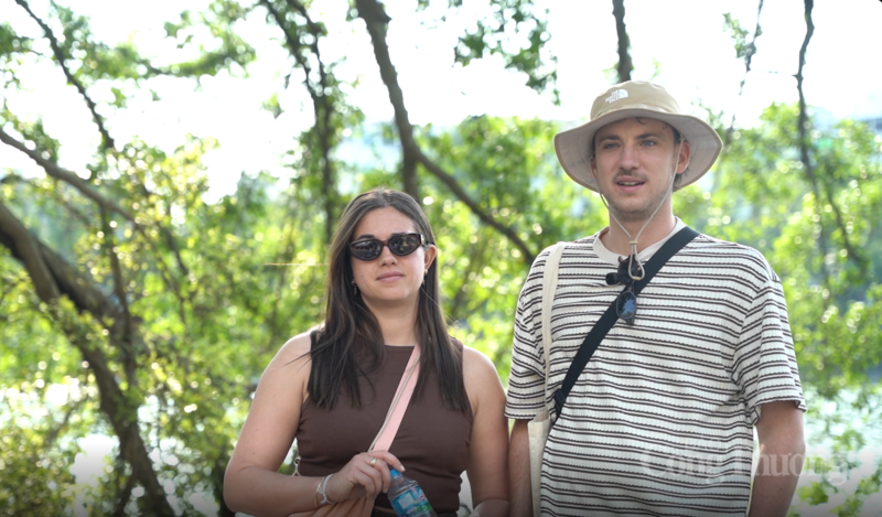 Anh Yugo Majure (Pháp) chia sẻ cảm nhận về không khí kỷ niệm ngày 30/4 tại Hà Nội trong chuyến thăm Việt Nam. Ảnh: Diệu Linh.