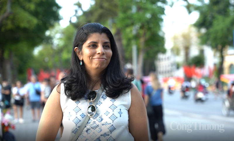 Chị Sang (Mỹ) cho biết, việc trực tiếp trải nghiệm không khí kỷ niệm Ngày Giải phóng miền Nam, thống nhất đất nước 30/4 tại Hà Nội giúp chị hiểu rõ hơn ý nghĩa lịch sử của ngày lễ. Ảnh: Diệu Linh.